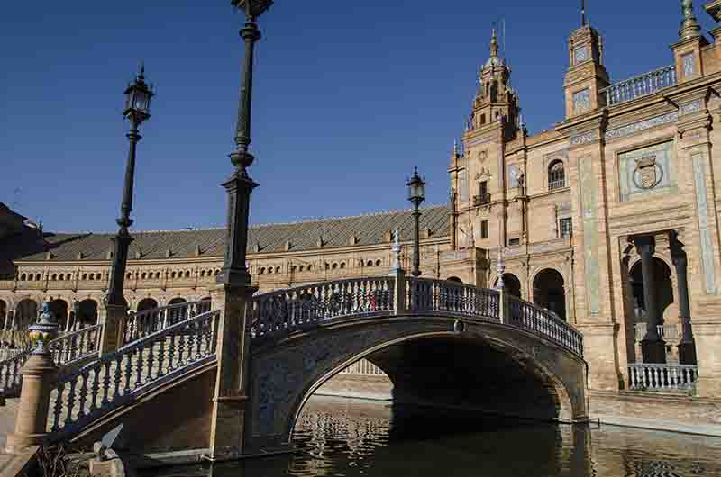 Sevilla 041 - parque de María Luisa - plaza de España.jpg